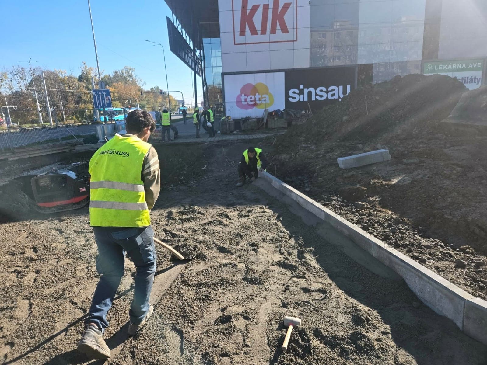 Terénní úpravy v okolí obchodního centra